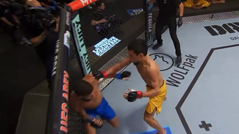 Казахстанец жестко нокаутировал соперника в бою за путевку в UFC